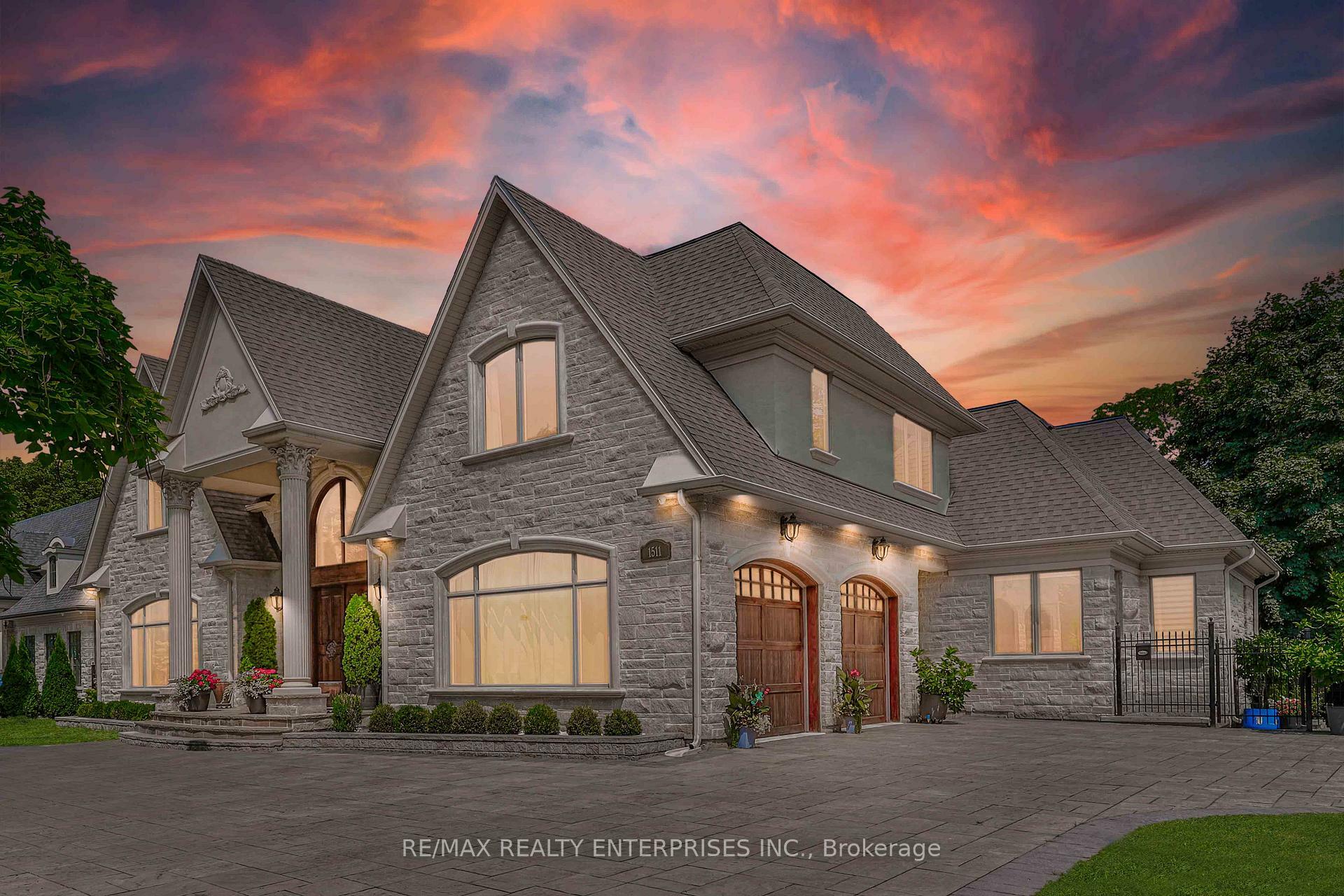 Property Photo: 1511 Broadmoor Avenue ON L5G 3T7
