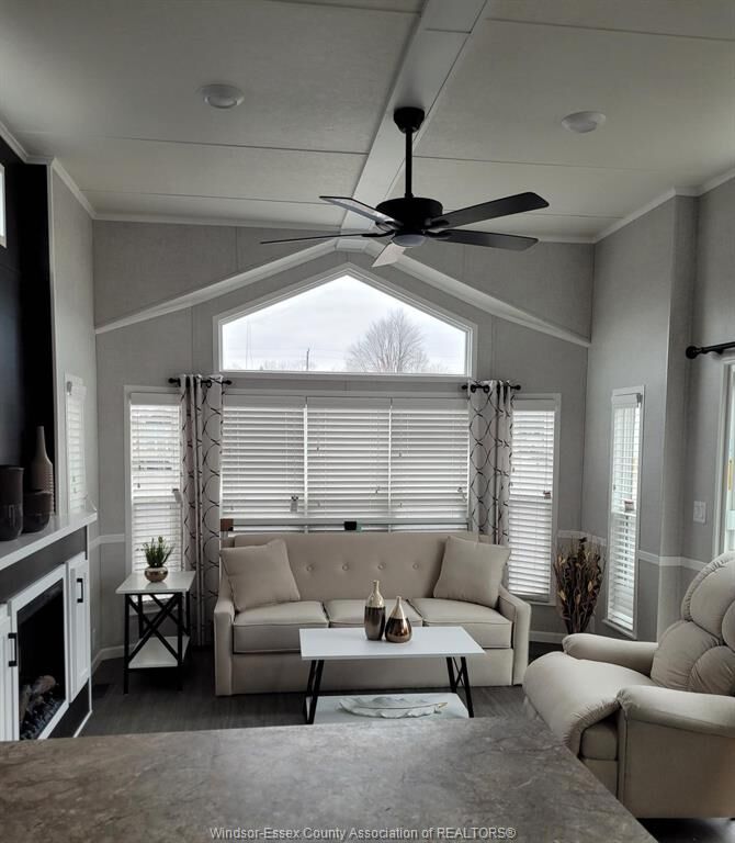 Photo de la propriété:  981 County Rd 2 527  ON N8L 1B4 