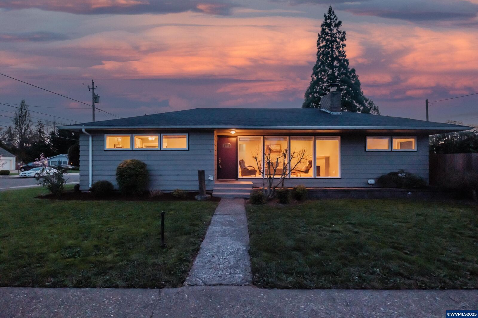 Property Photo: 828 Lawnridge St SW OR 97321
