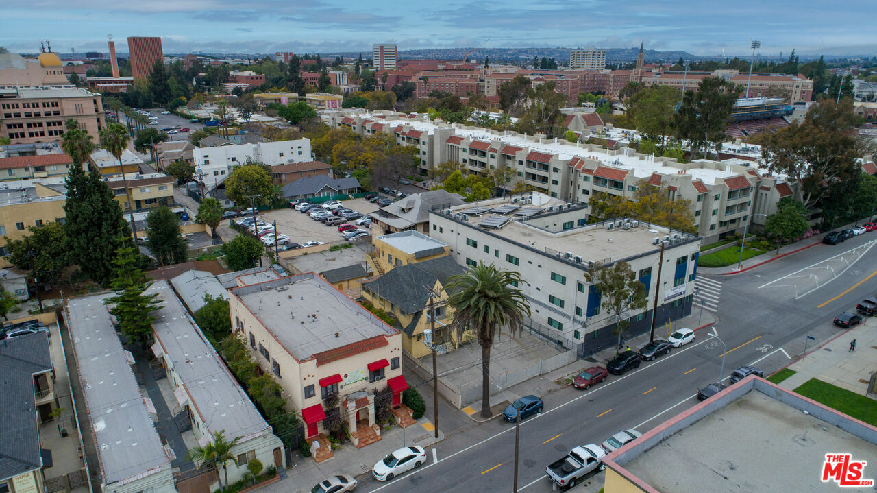 Property Photo: 716 W 30th St CA 90007