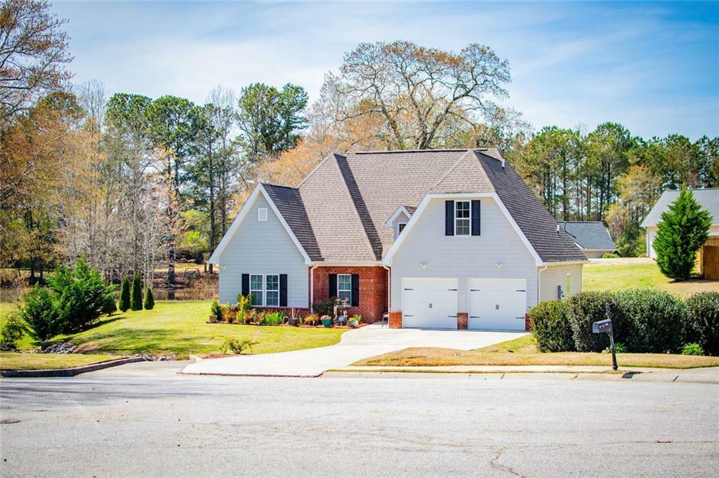 Property Photo: 207 Meadow Lake Drive GA 30116