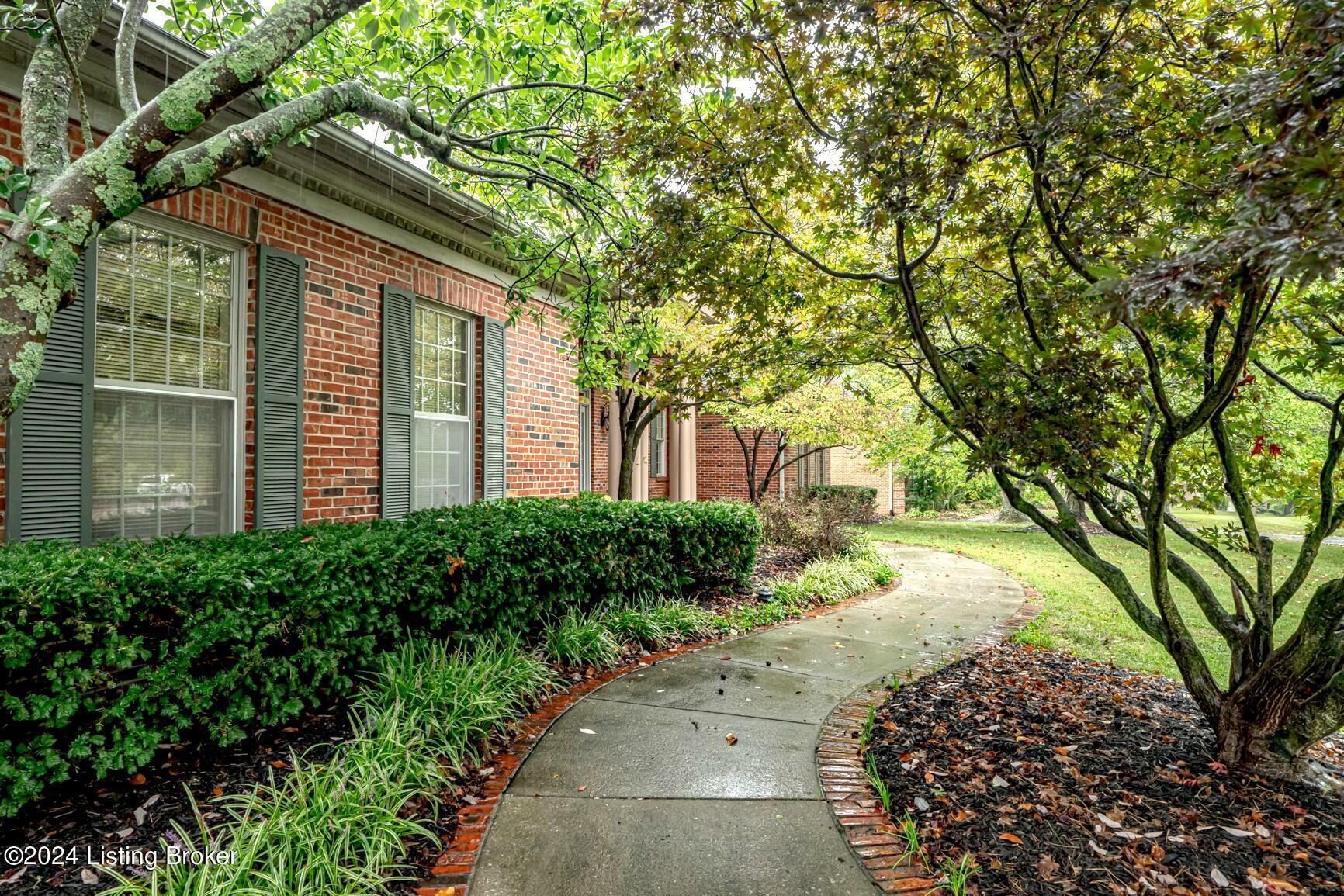 Property Photo: 1450 St Andrews Dr KY 40065