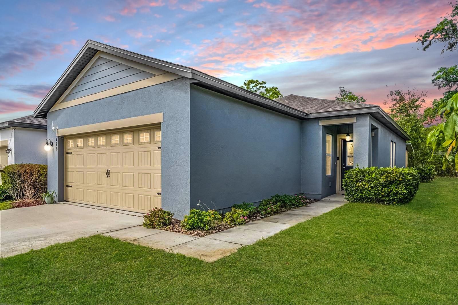 Property Photo: 2059 Cades Cove Way FL 32720