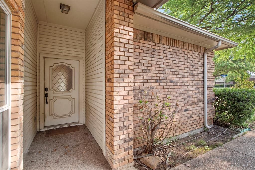 Property Photo: 241 Tanbark Circle TX 75019