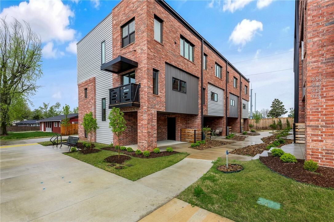 Property Photo: 929 SE 10th Street AR 72712