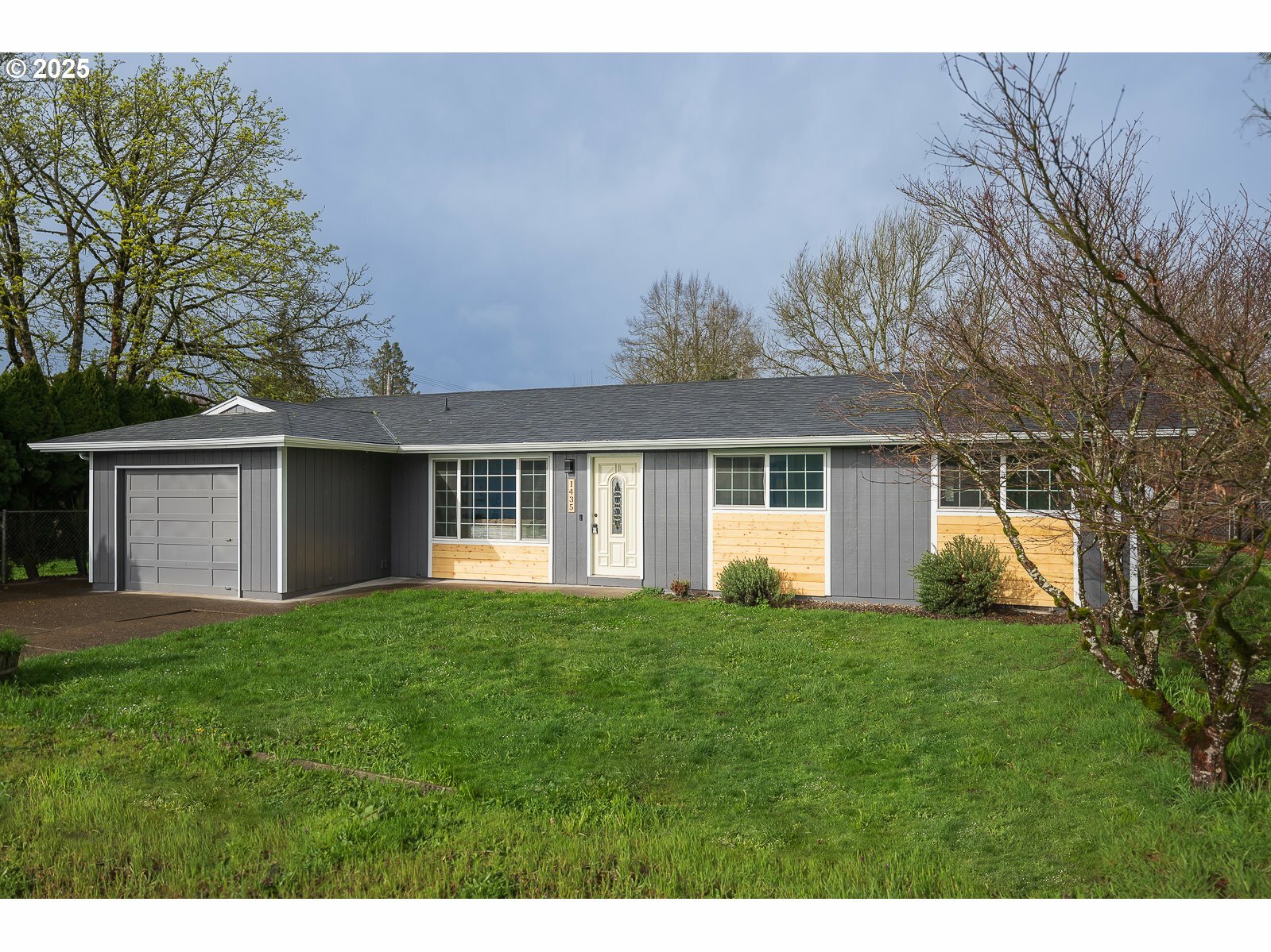 Property Photo: 1435 NE 14th St OR 97128