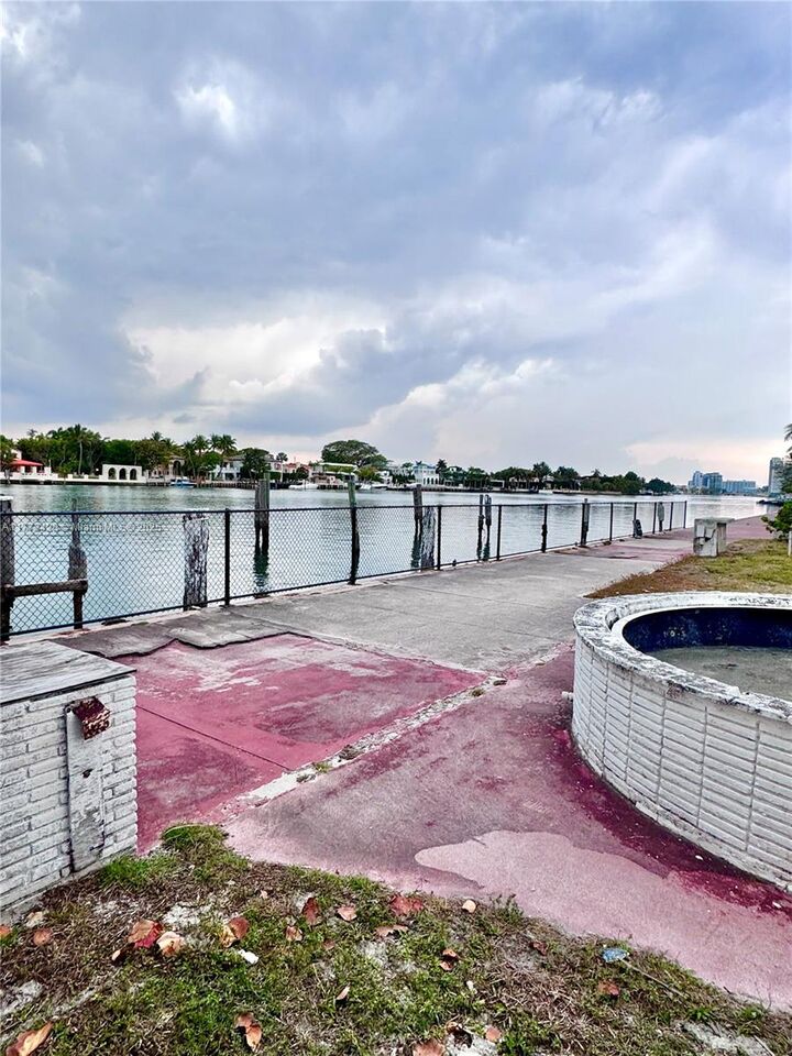 Property Photo:  5255 Collins Ave Boat Slip E  FL 33140 