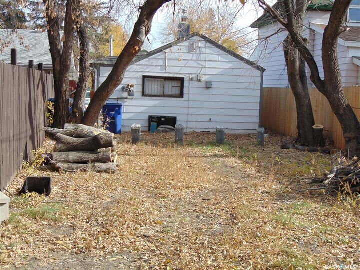 Property Photo: 417 F Avenue S SK S7M 1T4