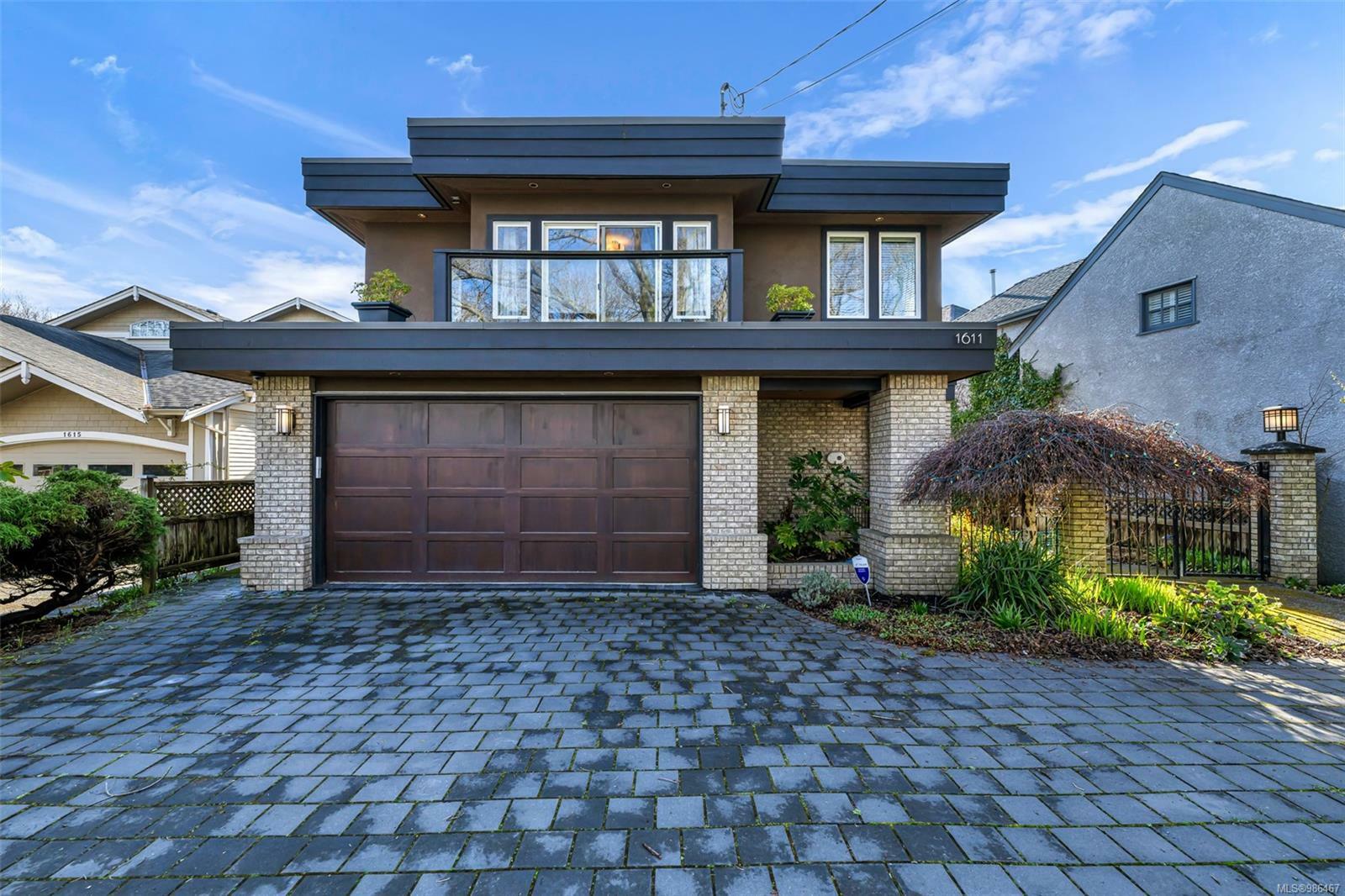 Property Photo: 1611 Hollywood Cres BC V8S 1H8