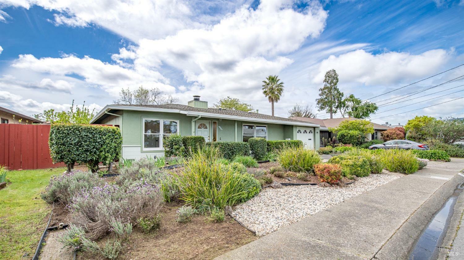 Property Photo: 105 Hawthorn Way CA 94903