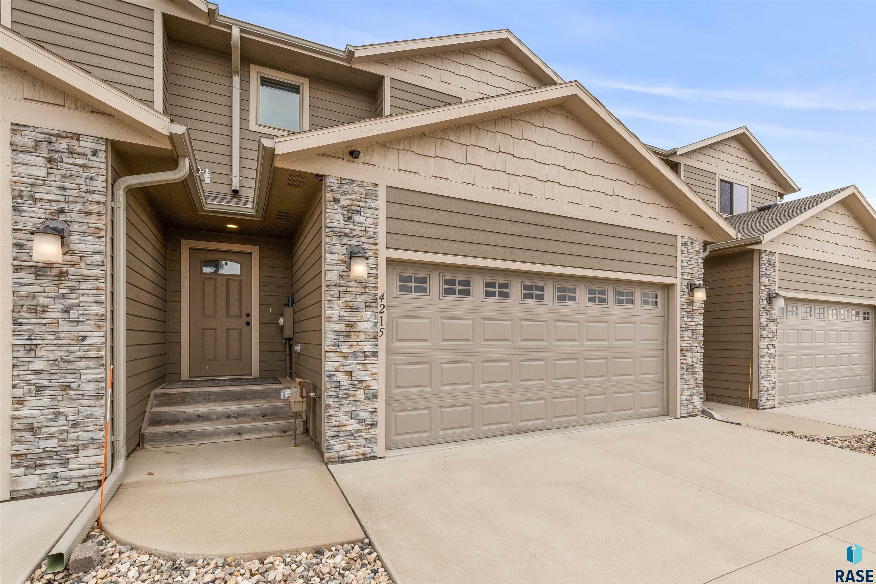 Property Photo: 4215 N Knob Hill Ct SD 57107
