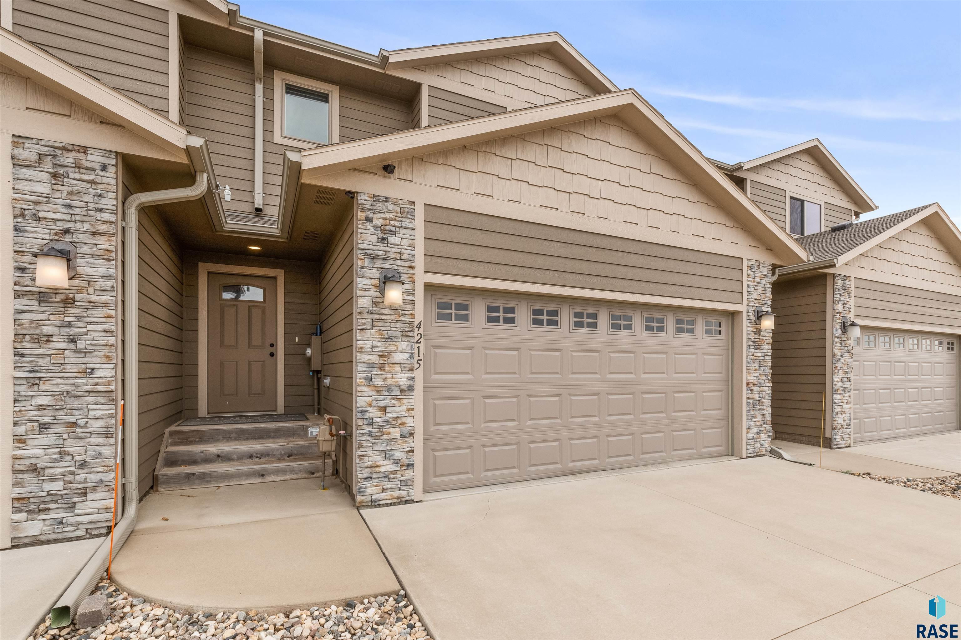 4215 N Knob Hill Ct  Sioux Falls SD 57107 photo