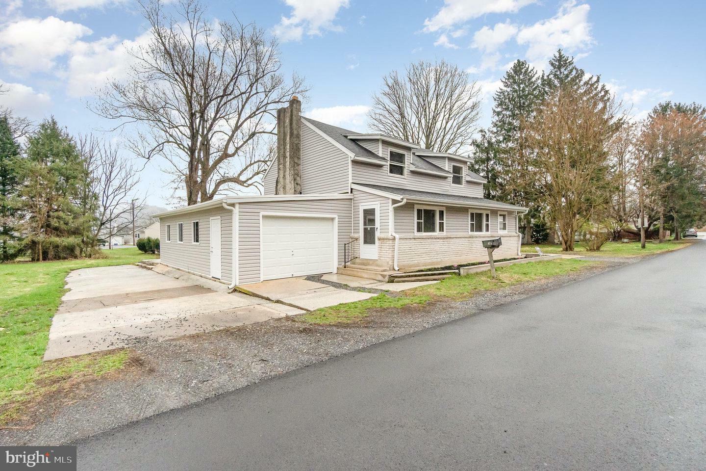 Property Photo: 425 S Main Street PA 17053