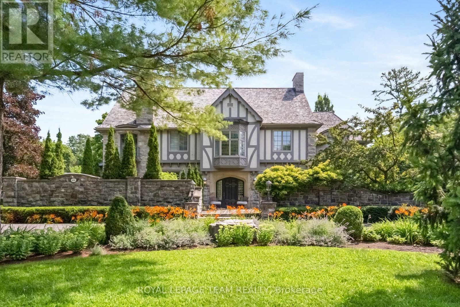 Property Photo: 480 Manor Avenue ON K1M 0H9
