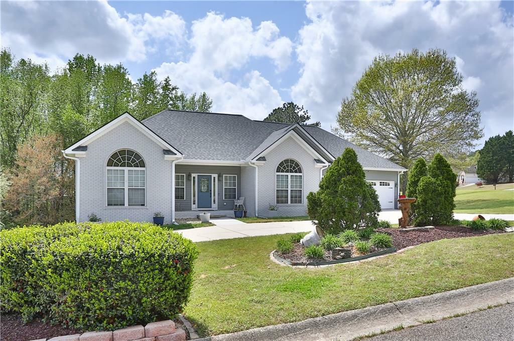 Property Photo: 100 E Castle View Drive GA 30517