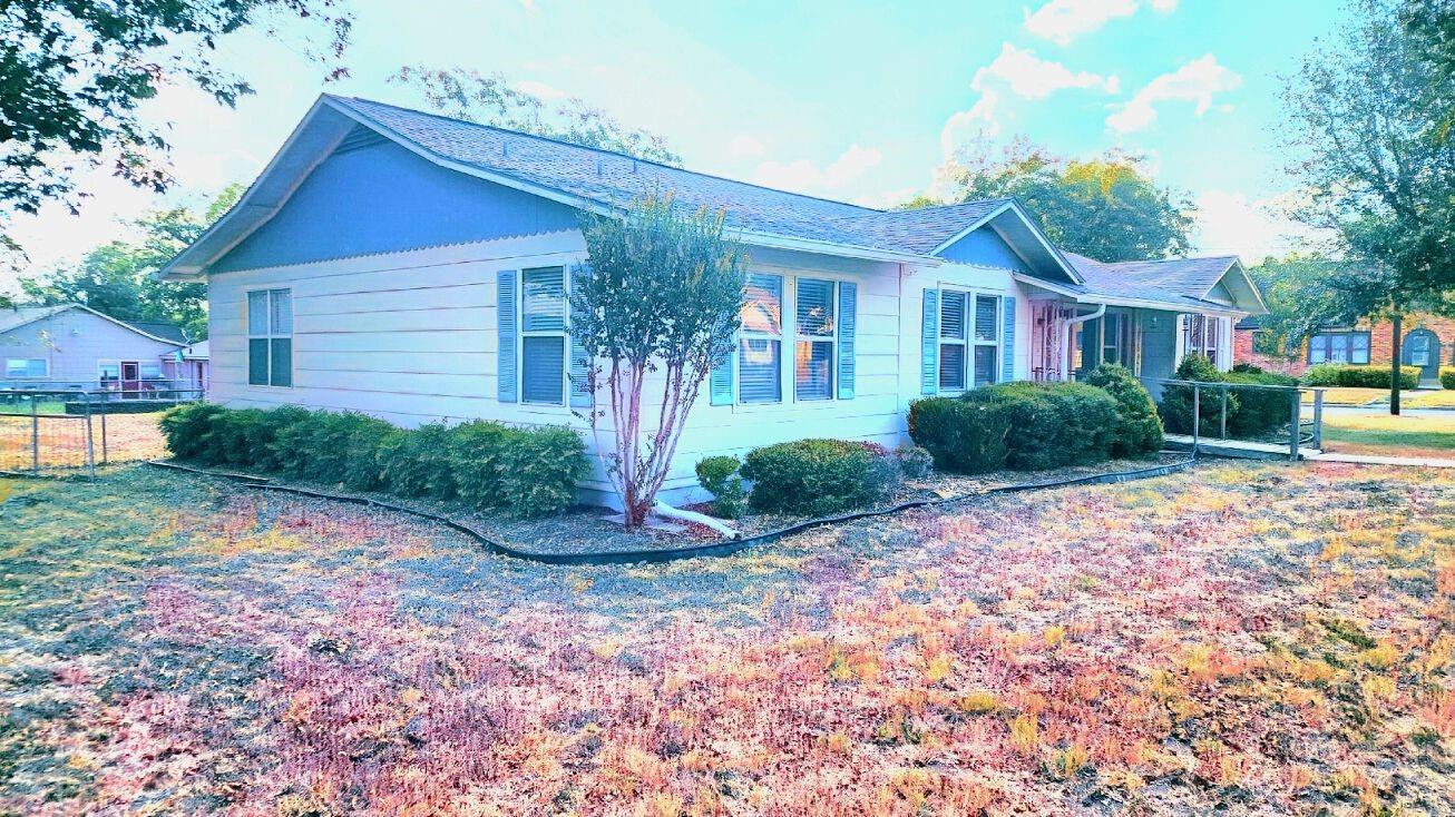 Property Photo: 122 N Avenue E TX 77984