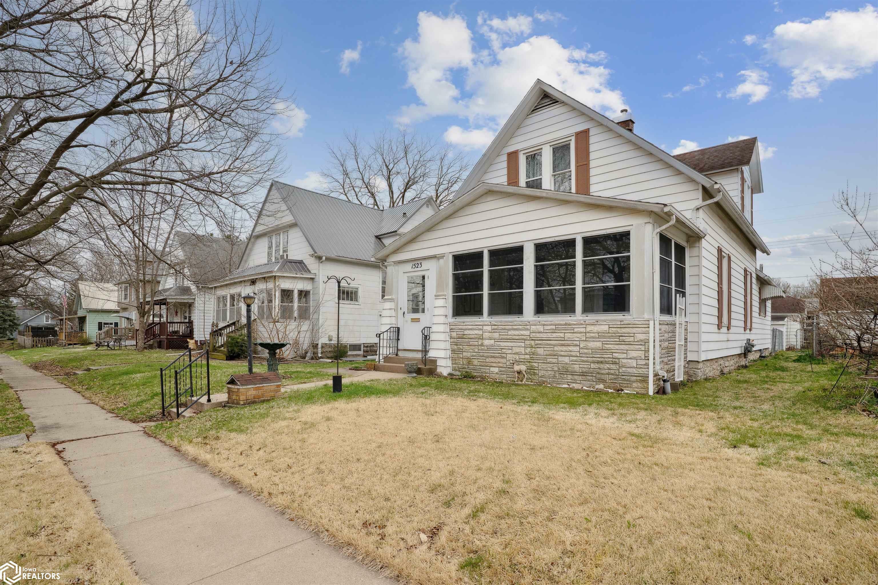 Property Photo: 1523 Oakdale Street IA 52601
