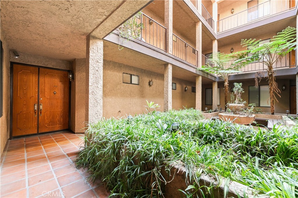 Property Photo: 14572 Dickens Street 103 CA 91403