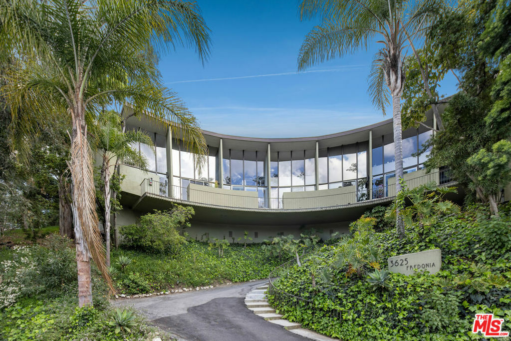 Property Photo: 3625 Fredonia Drive 1 CA 90068