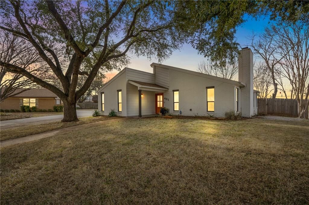 Property Photo: 401 W Lindenwood Lane TX 76643