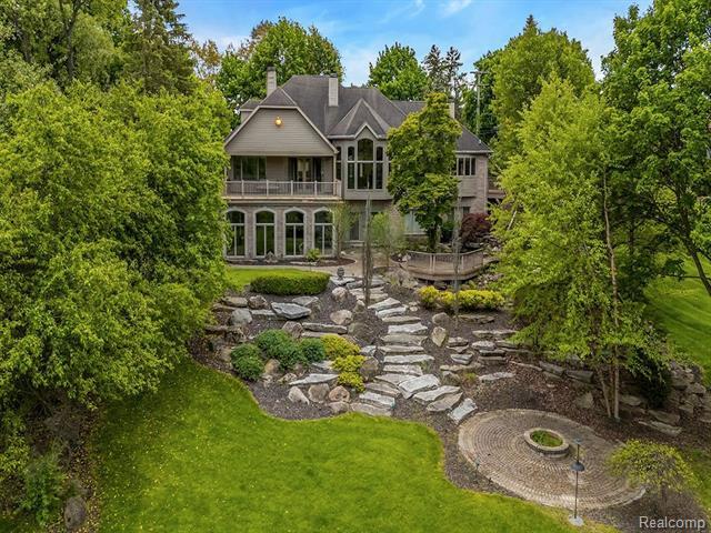 Property Photo:  901 Spring Drive  MI 48167 