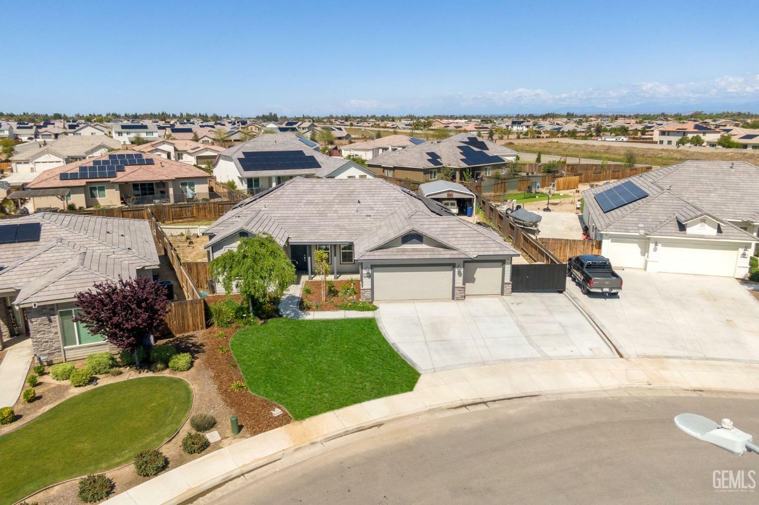 Property Photo: 15508 Waterford Street CA 93314