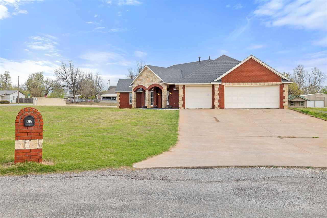 Property Photo: 203 Parkview Dr OK 73541