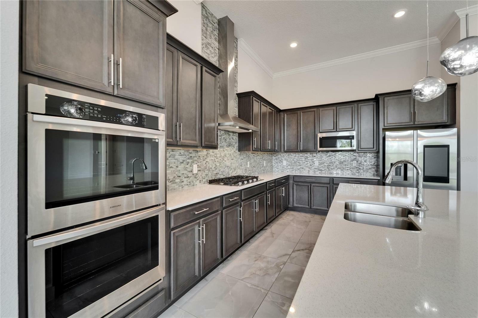 Property Photo: 814 Manns Harbor Drive FL 33572