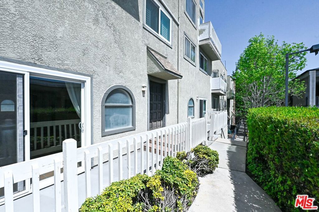 Property Photo:  2677 Centinela Avenue 202  CA 90405 