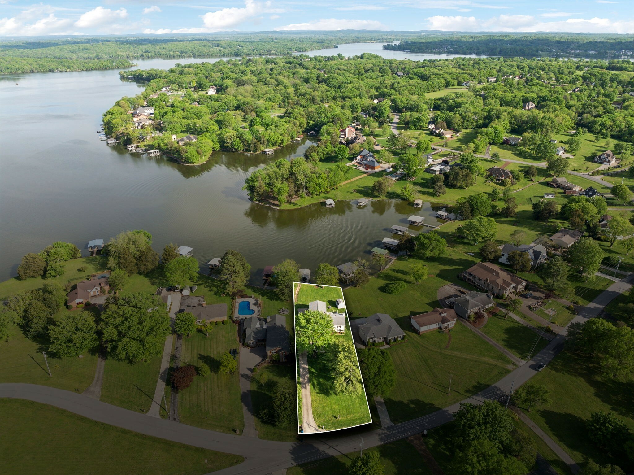 Property Photo: 1048 Edgewater Cir TN 37066