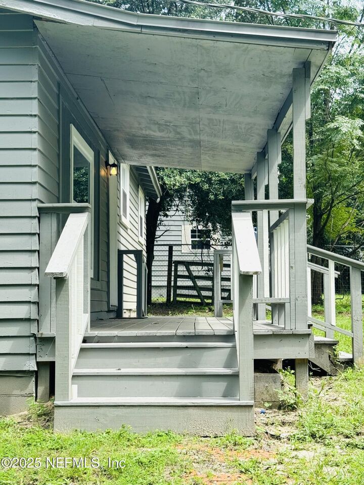 Property Photo: 2443 Pine Estates Road E FL 32218