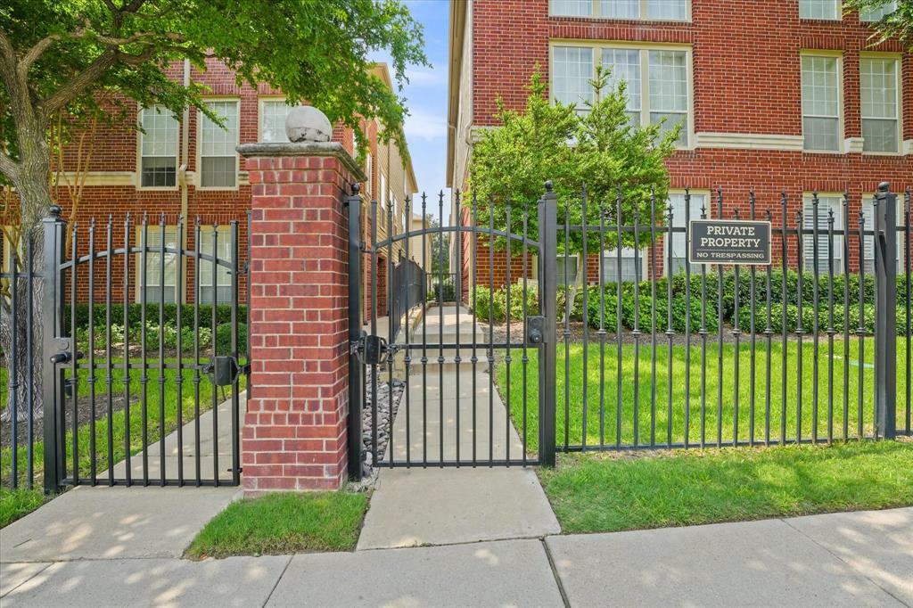 Property Photo: 1002 Belknap Street W TX 76102