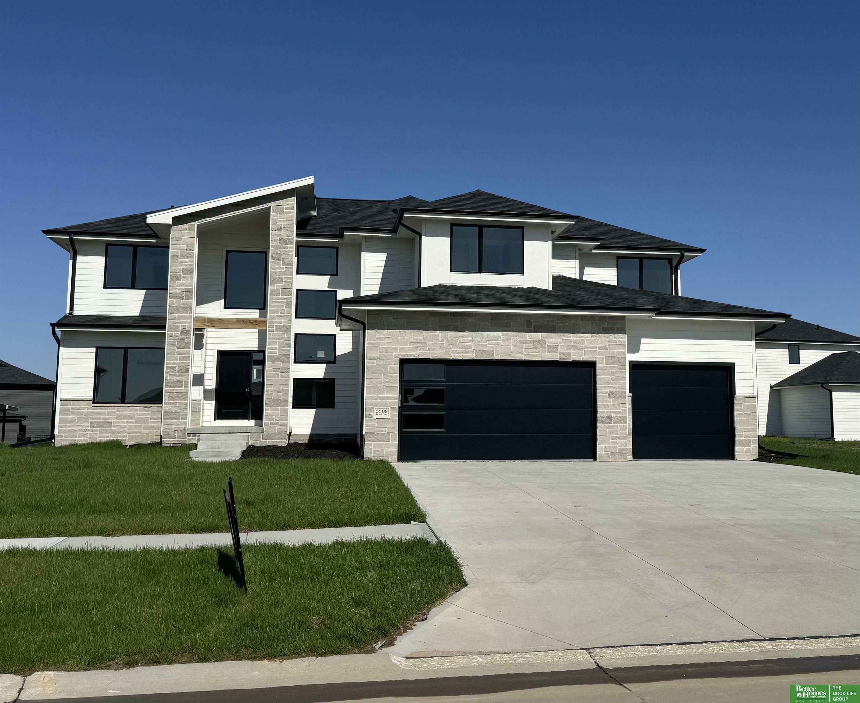 Property Photo: 5508 Kestrel Parkway NE 68022
