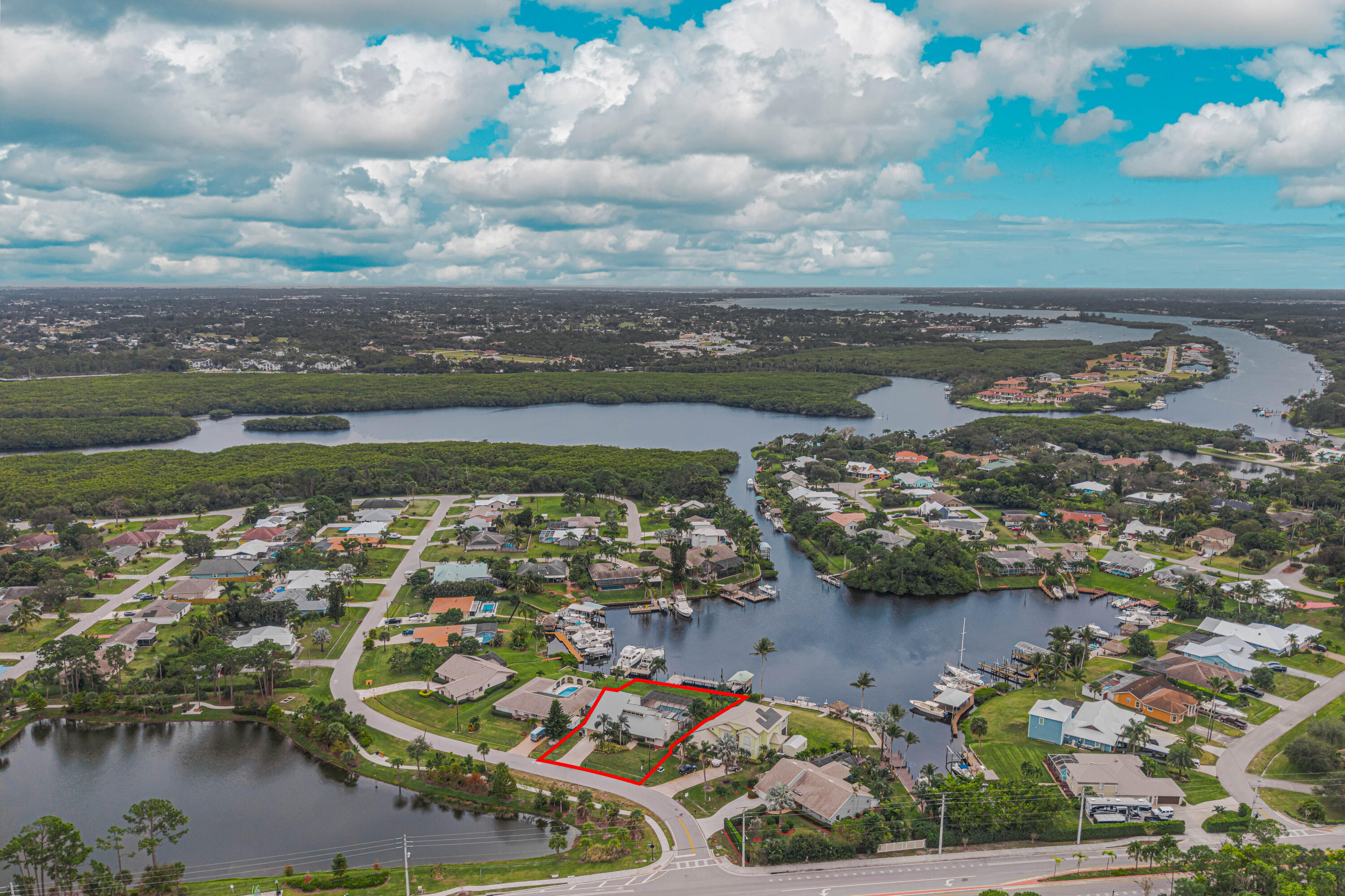 Property Photo: 718 SE Essex Drive FL 34984
