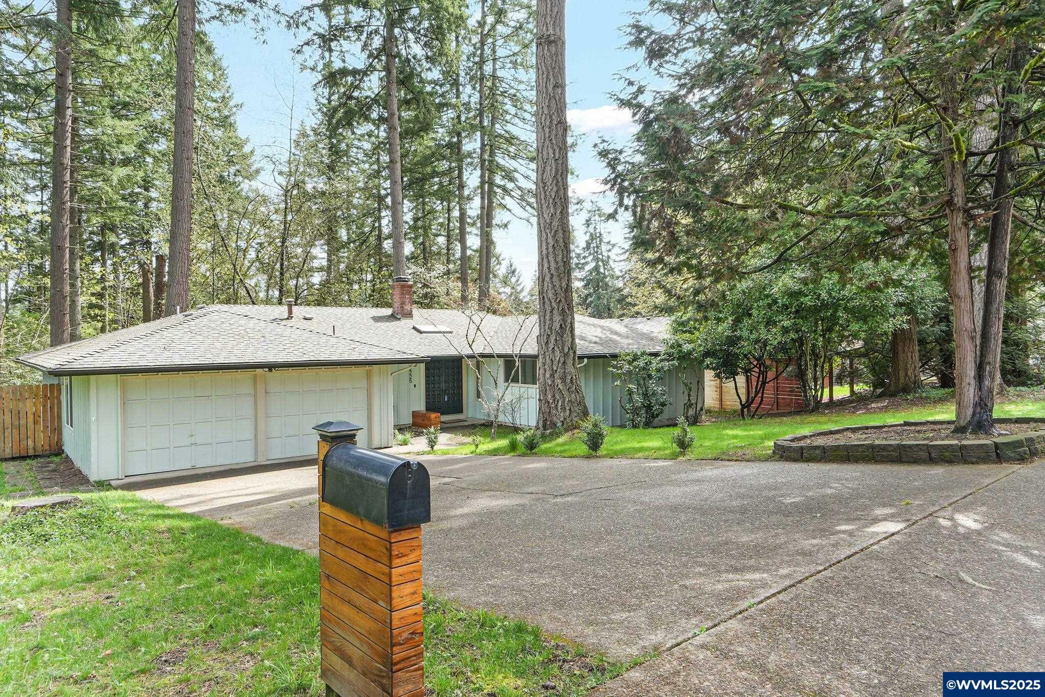 Property Photo:  2225 NW Estaview Cir  OR 97330 