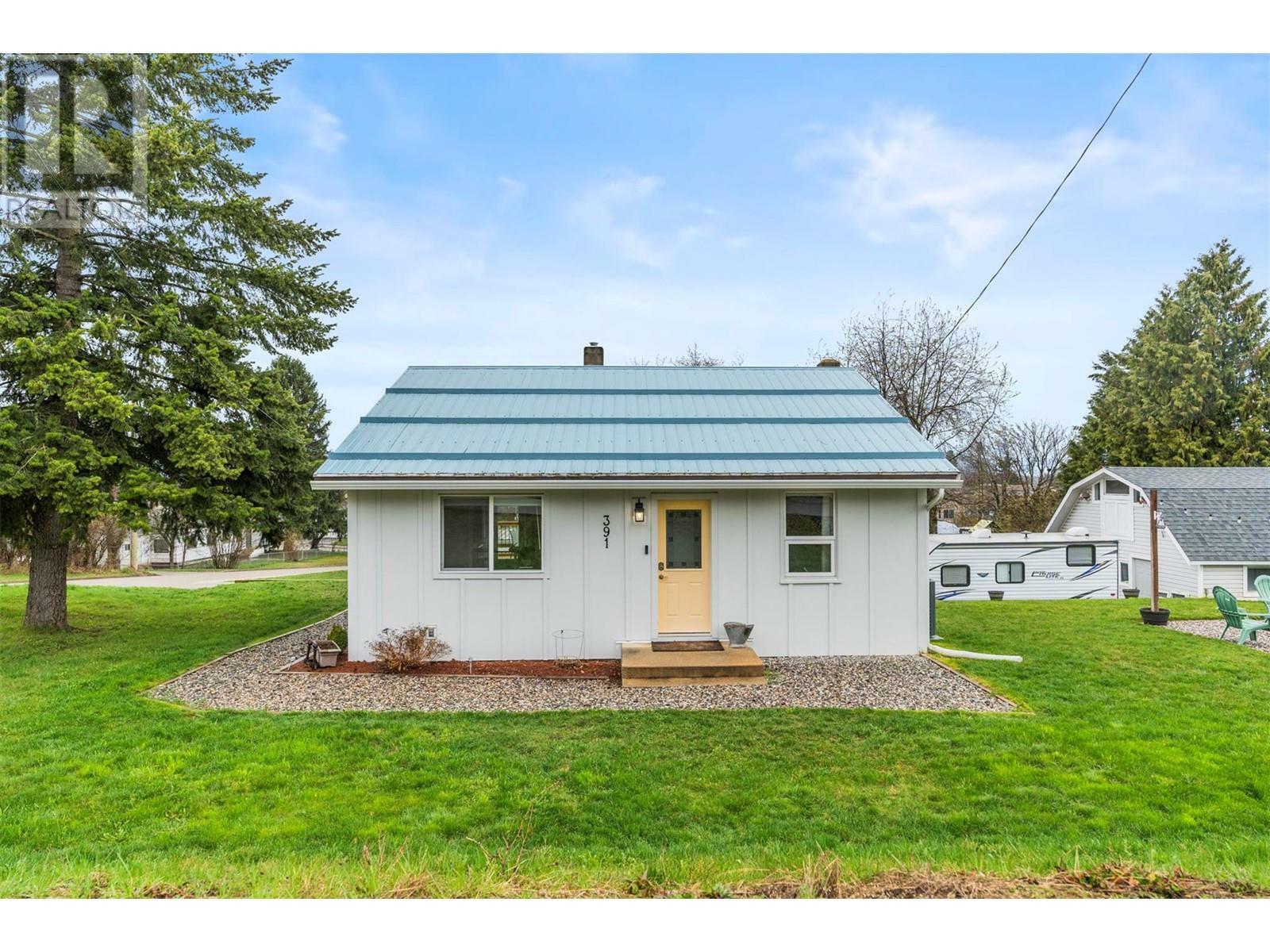 Property Photo: 391 7 Street Southeast BC V1E 4E3