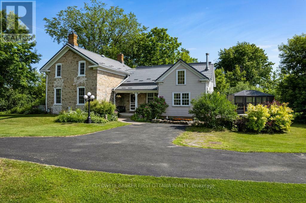 Property Photo:  28 South Street  ON K7H 2G1 