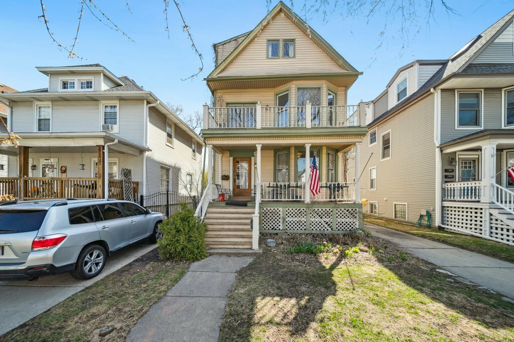 Property Photo: 3915 N Kenneth Avenue IL 60641