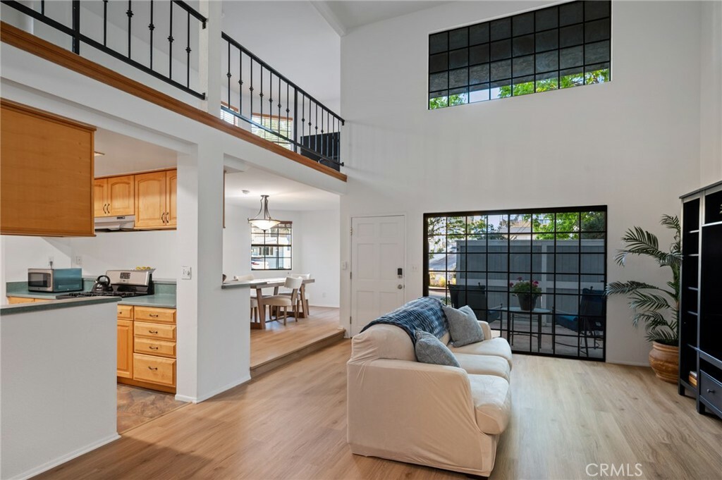 Property Photo:  2021 Carnegie Lane 3  CA 90278 