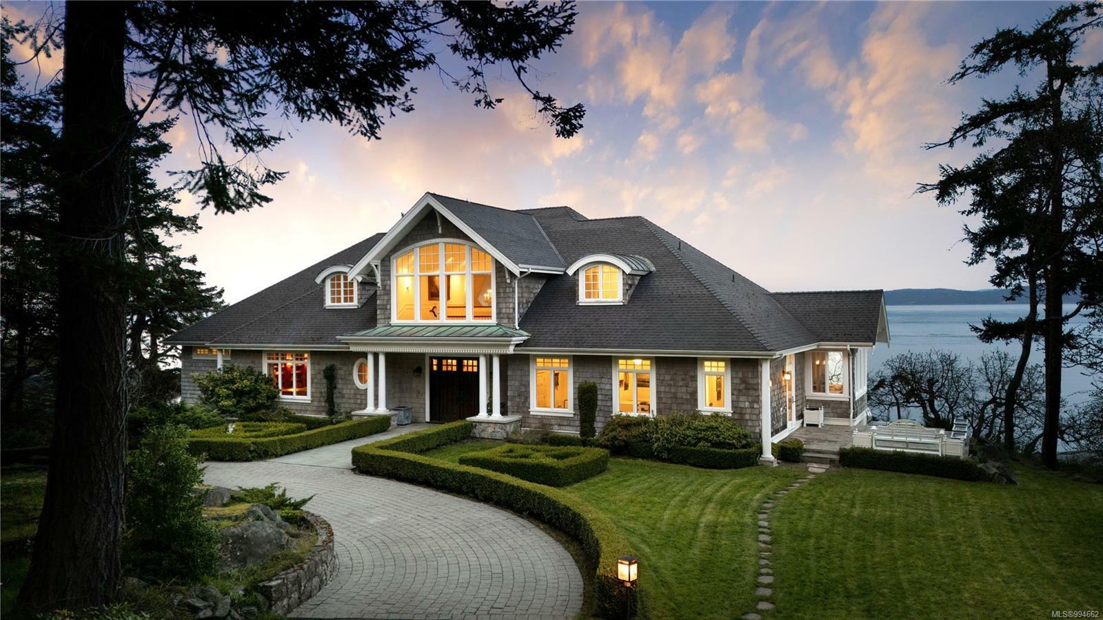 Property Photo: 2600 Queenswood Dr BC V8N 1X5
