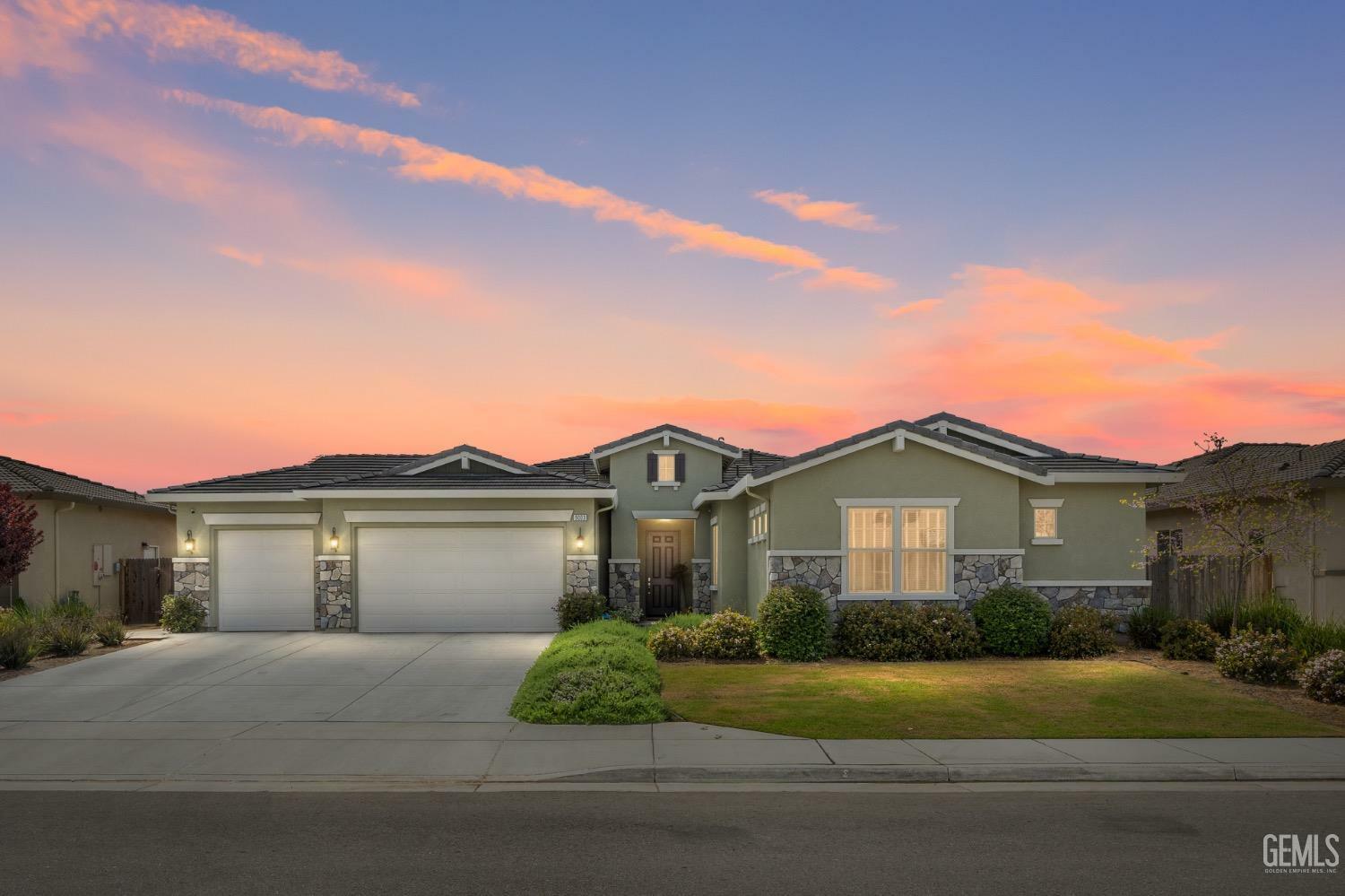 Property Photo: 9003 Del Palma Drive CA 93314