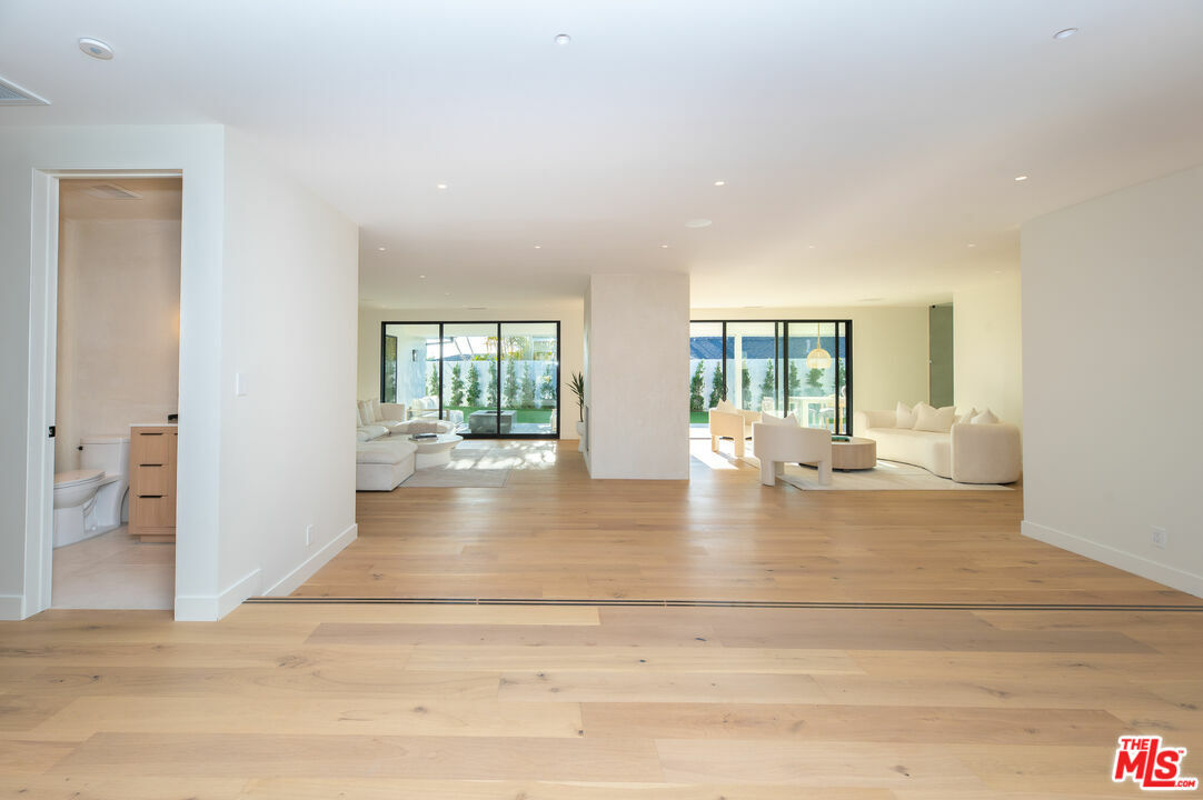 Property Photo: 6727 Alvern St CA 90056