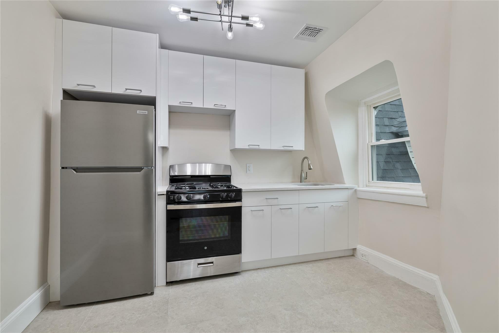 Property Photo: 1 Elizabeth Place 2F NY 10960