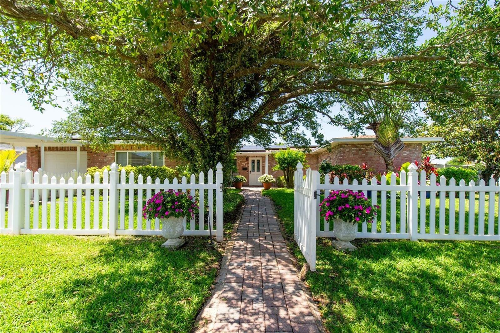 Property Photo: 6592 19th Way N FL 33702