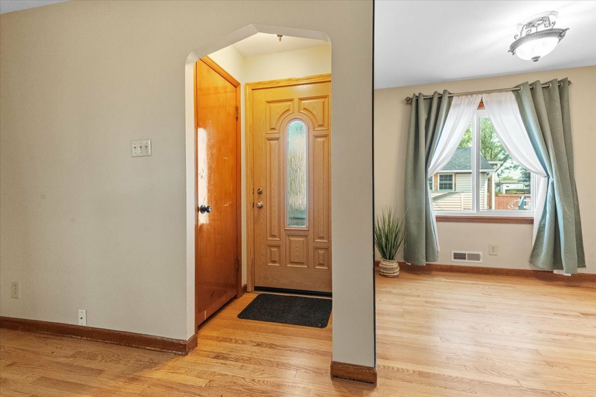 Property Photo: 1033 Osmond Avenue IL 60002