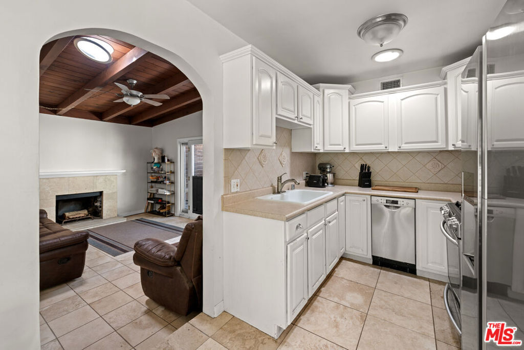 Property Photo:  2621 Voorhees Avenue  CA 90278 