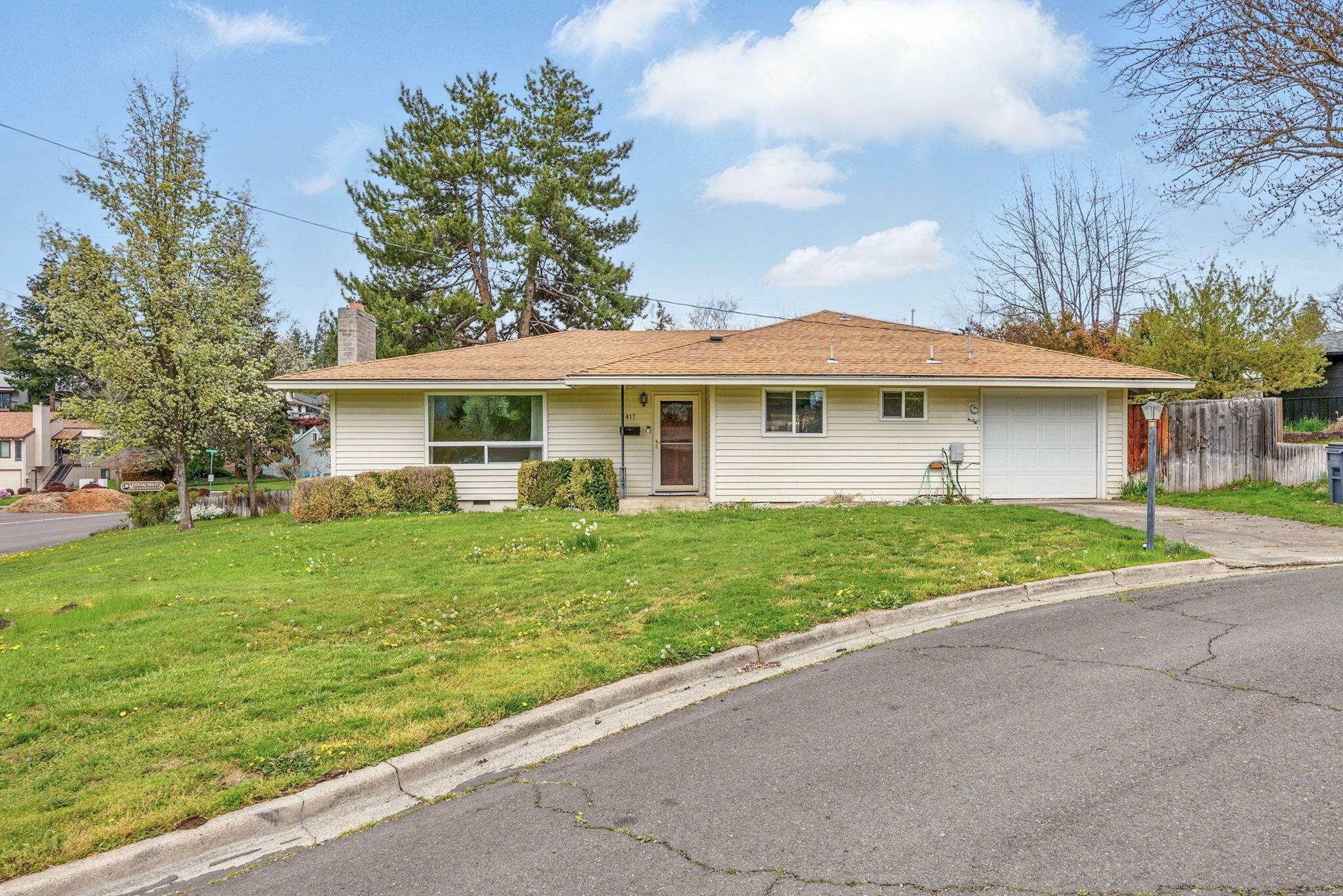 Property Photo: 417 Eastwood Drive OR 97504