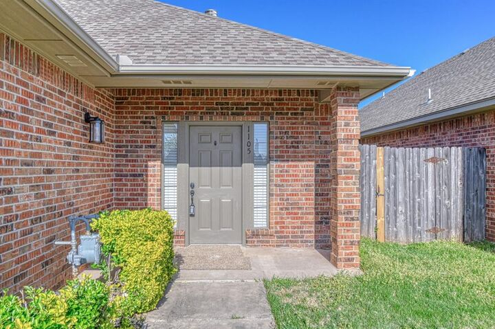 Property Photo:  1105 Golden Leaf Drive  OK 73160 
