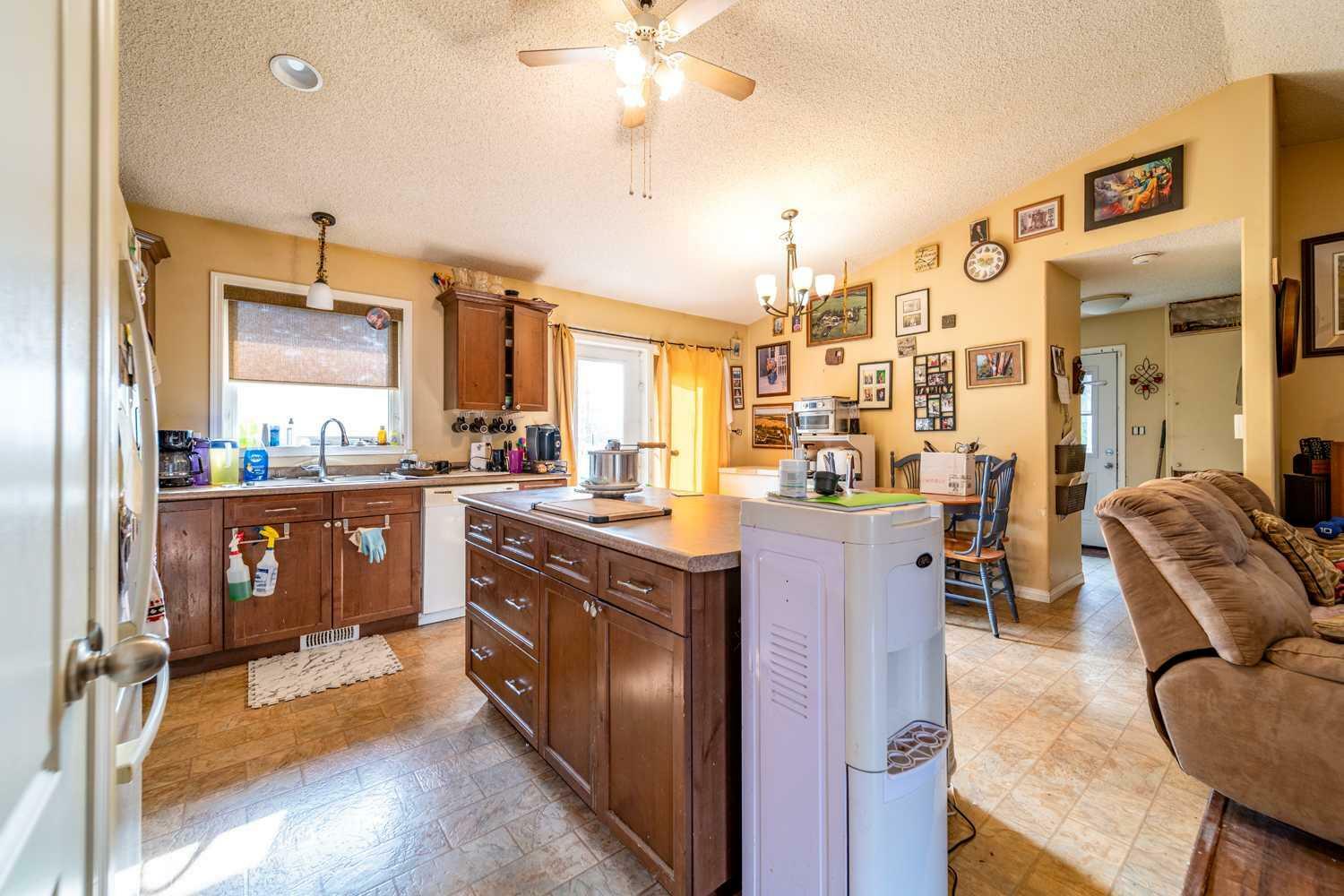 Property Photo: 402 Queen Street AB T0B 0V0