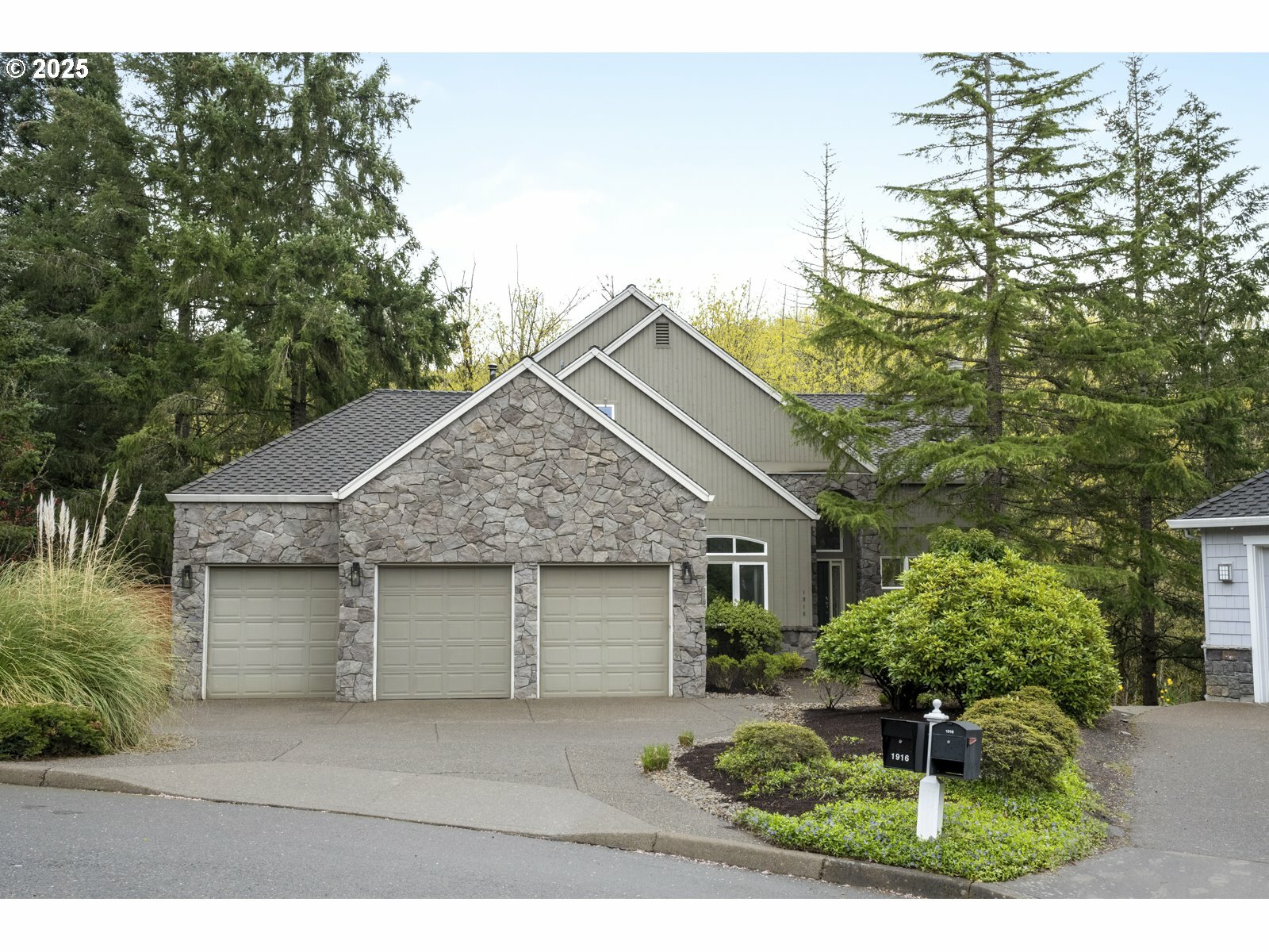 Property Photo: 1916 NW Runnymeade Ct OR 97229
